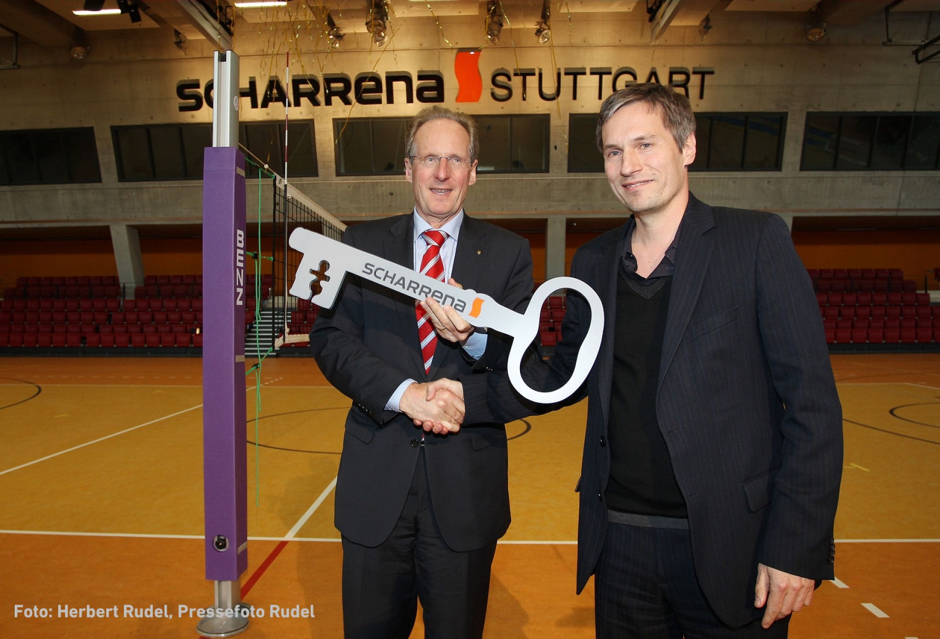 Feierliche Schlüsselübergabe am 5. April 2011: Oberbürgermeister Dr. Wolfgang Schuster und Dipl. Ing. Cem Arat von asp Architekten. Foto: Herbert Rudel, Pressefoto Rudel